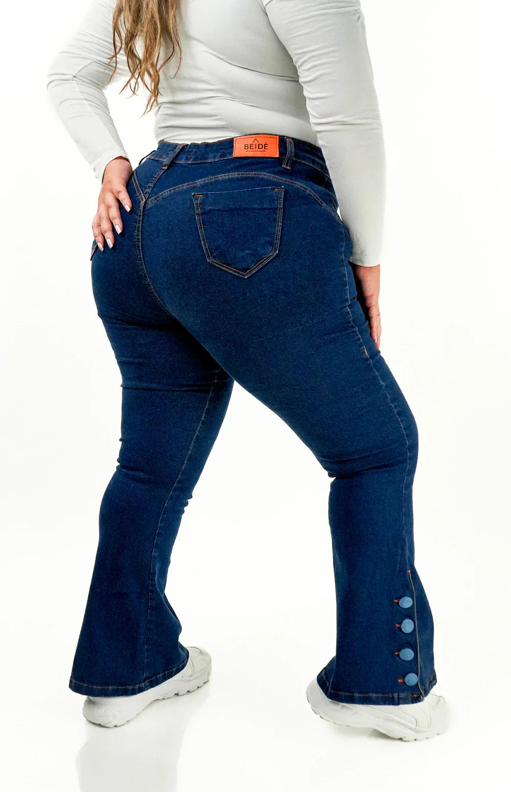 CALÇA JEANS PLUS SIZE - FLARE PARA BAIXINHAS BOTÕES FORRADOS