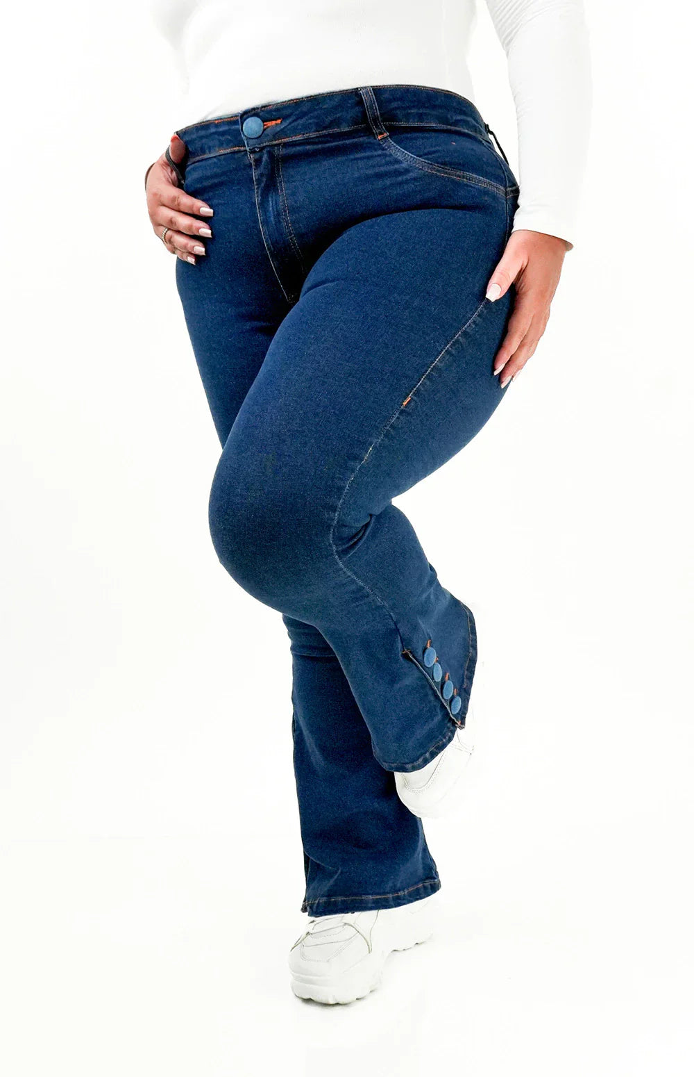 CALÇA JEANS PLUS SIZE - FLARE PARA BAIXINHAS BOTÕES FORRADOS