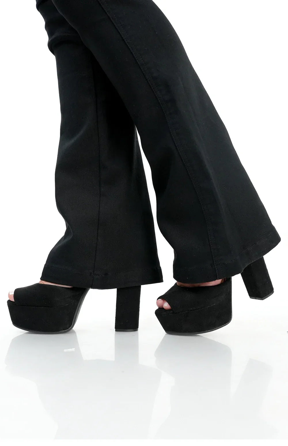 Calça Jeans Feminina - Flare Preta Intense
